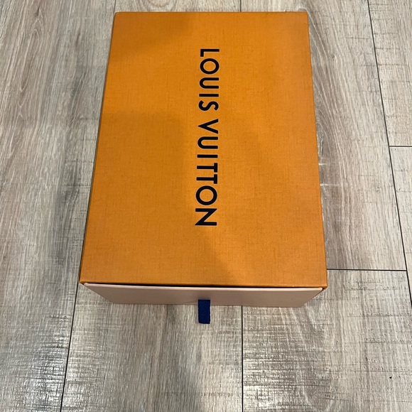 Louis Vuitton. Lock It Flat Mule - Picture 6 of 6